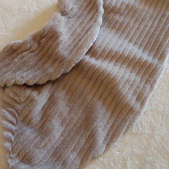 🌺 Like New Park & Main Tan Faux Fur Stole/Wrap/Shawl/Shrug - Picture 9 of 12